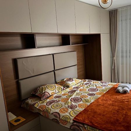 Elegant Apartment In City Centre พริสตีนา ภายนอก รูปภาพ